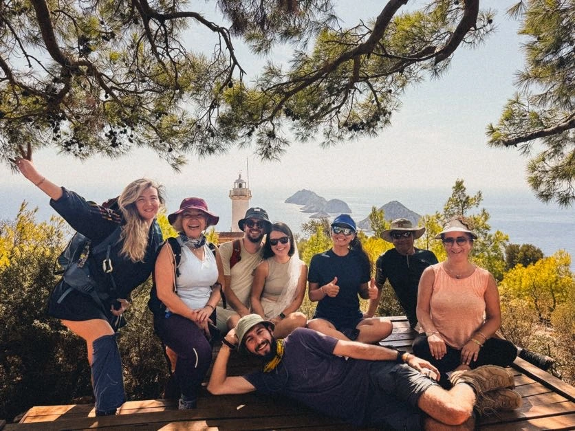 Türkiye’nin en güzel manzaralarından birine sahip Likya Yolu üzerindeki Gelidonya Feneri’nde bir grup yürüyüşçünün toplu fotoğrafı.