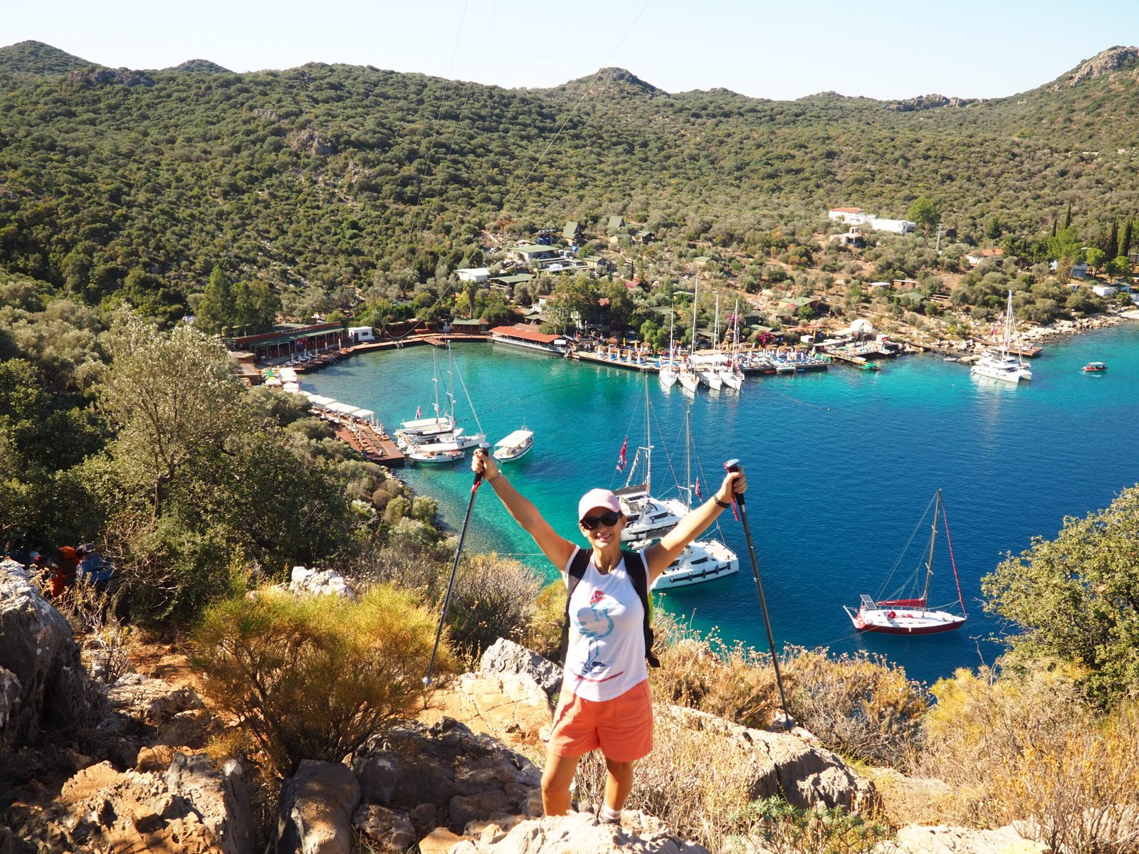 Kaş Kekova kıyı manzarasında yürüyüş yapan kadın