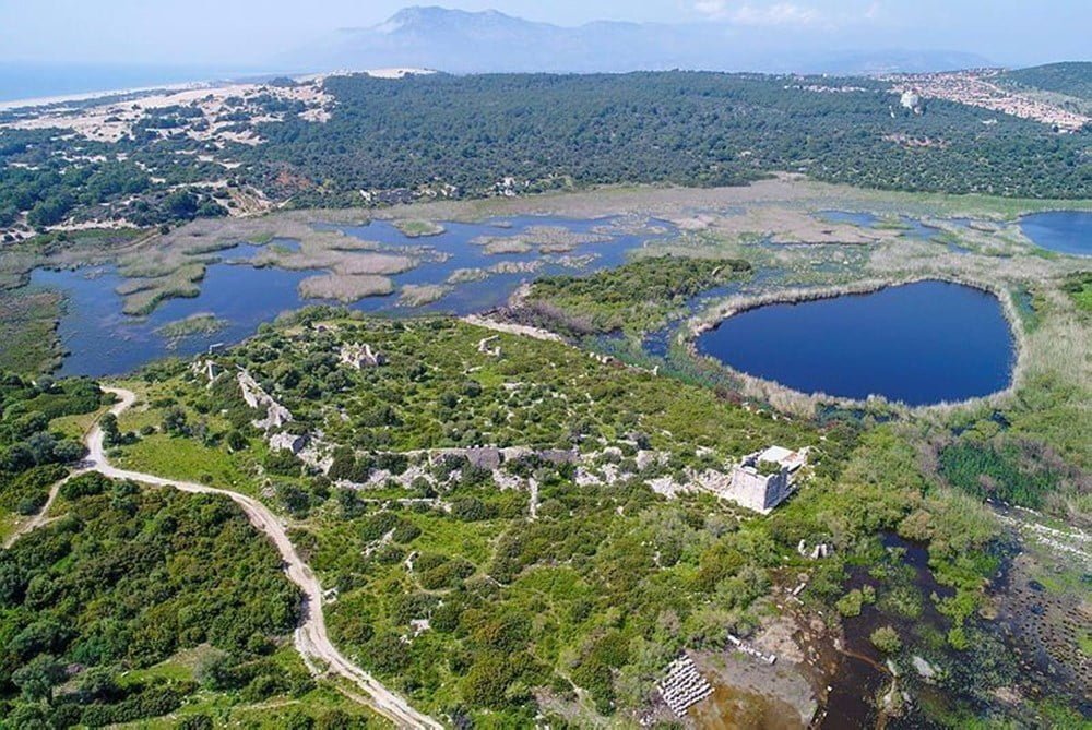 Karia Yolu çevresindeki sulak alanlar ve antik kalıntıların havadan görünümü