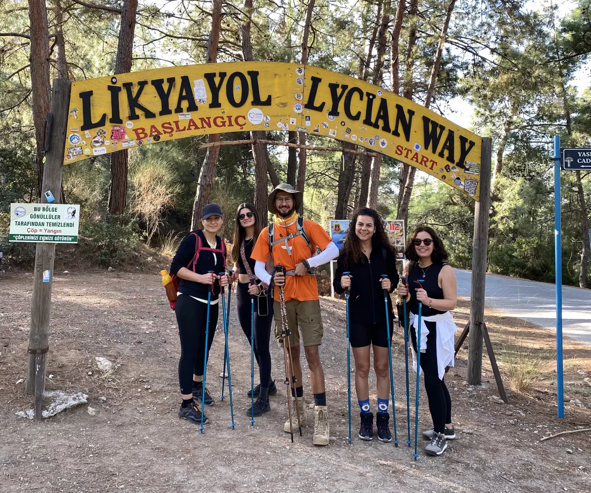Fethiye’de Likya Yolu başlangıç tabelası önünde yürüyüş grubu