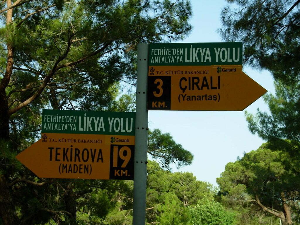 Likya Yolu Çıralı ve Tekirova yön tabelaları