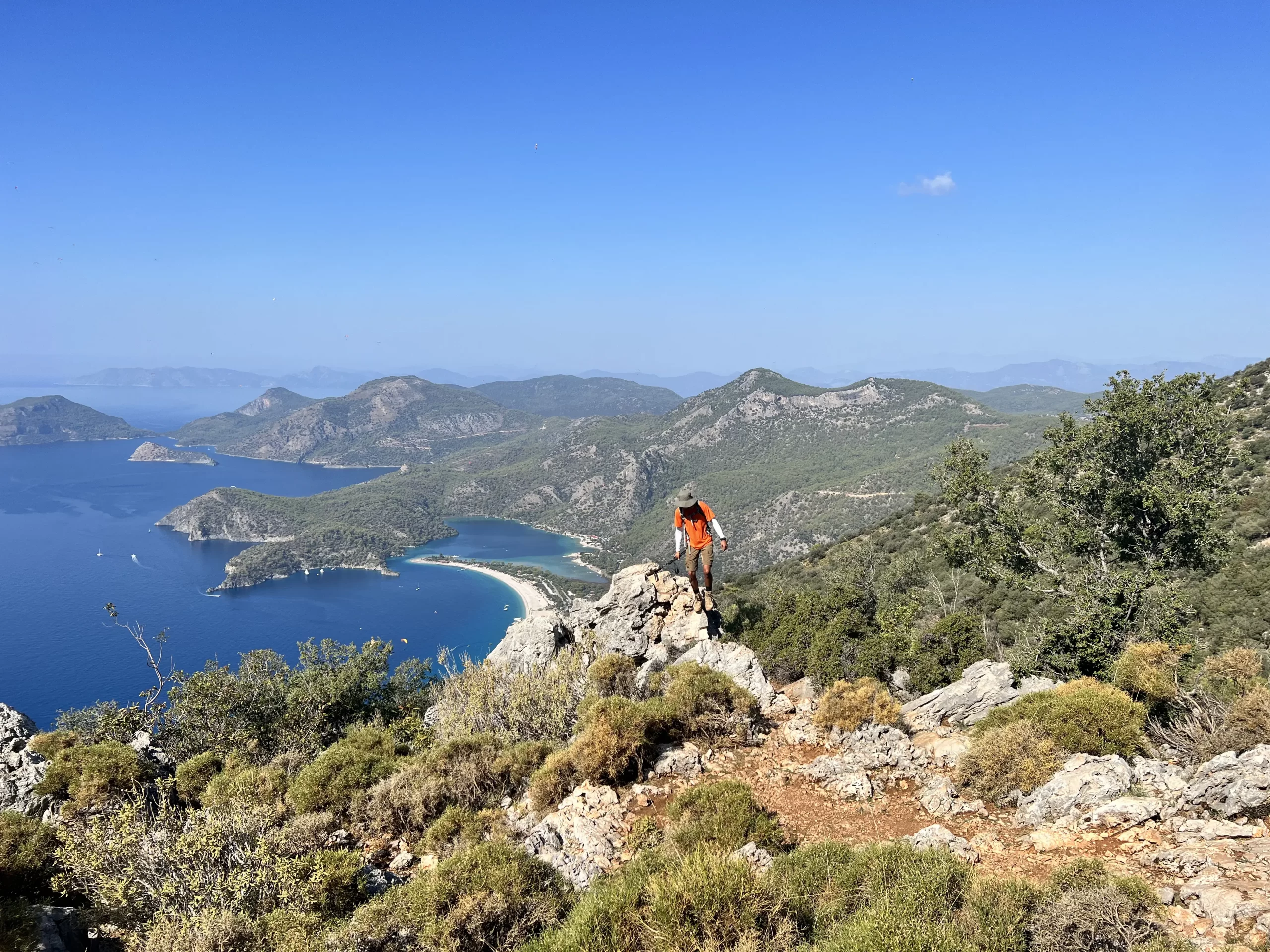 Ölüdeniz manzaralı Likya Yolu parkurunda yürüyen doğa yürüyüşçüsü
