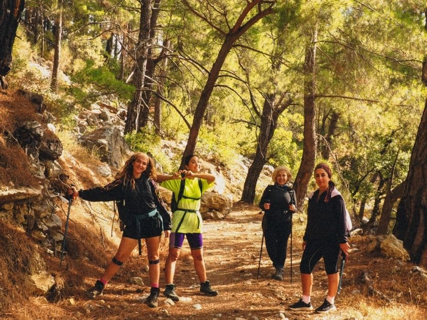 Likya Yolu Musa Dağı parkurunda yürüyüşçüler.