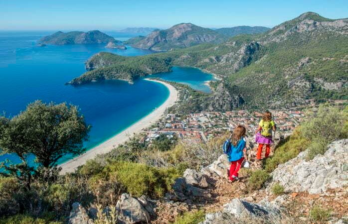 Ölüdeniz üzerinde Likya Yolu parkurunda yürüyenler