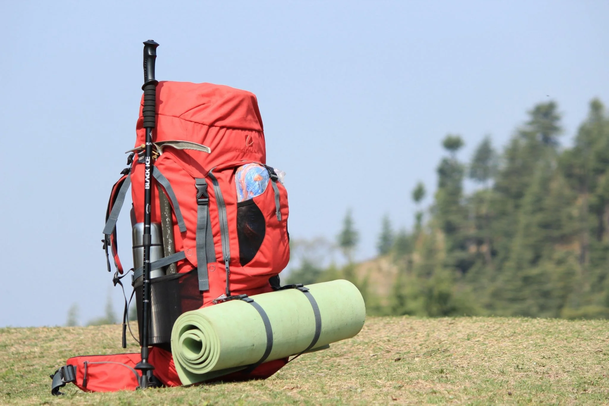 Trekking çantası, baton, mat ve doğa yürüyüşü ekipmanları