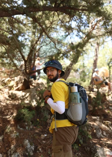 Hadi Yürüyelim ile Likya Yolu Fethiye parkurunda Ölüdeniz manzarasına karşı trekking yapan gezgin.